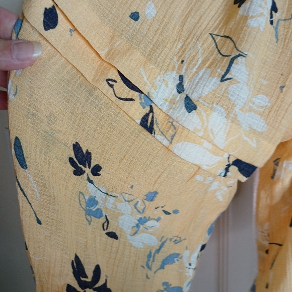 Butter Yellow w/ Blue Floral Square Neck Women's Top Sz XL - Picture 4 of 7